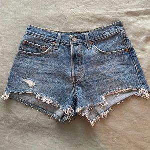 Never worn Levi’s 501 Shorts